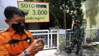 Pemerintah kelurahan meminta pemilik warung untuk melakukan karantina.  