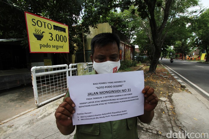 Pemilik Positif Corona, Warung Soto Solo Ditutup Plt Lurah Kepatihan Kulon bersama petugas babinsa dan linmas memasang pemberitahuan di depan warung Soto Podo Segere, Surakarta, Selasa (13/10/2020).