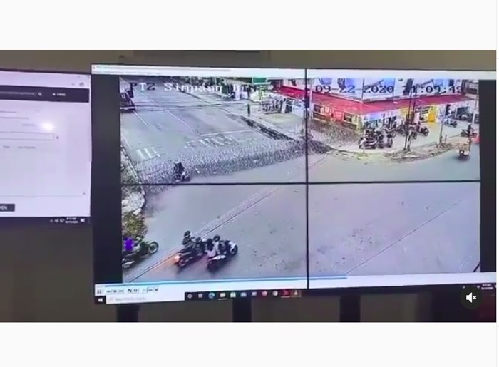 Pemotor Tabrak Kawat Berduri Polisi