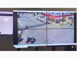 Kasihan, Ukhti Boncengan Motor Tabrak dan Nyangkut di Kawat Berduri Polisi