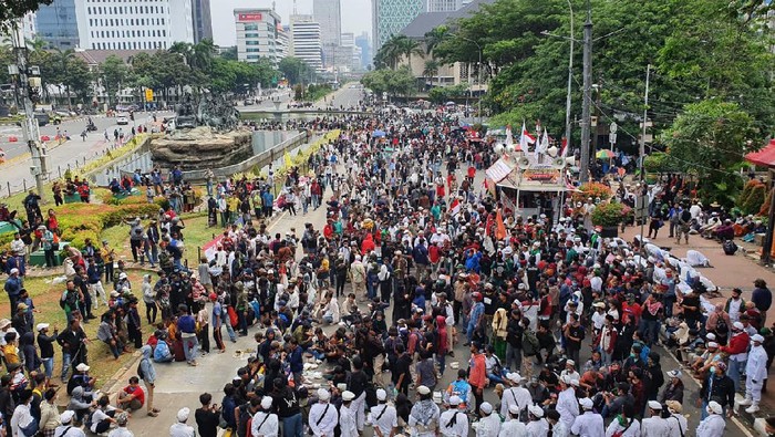 Penampakan Massa Demo Omnibus Law Mulai Ramai di Sekitar Patung Kuda