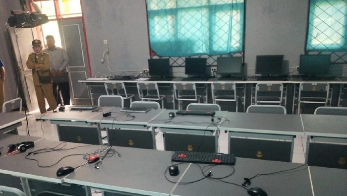 Puluhan unit komputer dan laptop di SMKN Sukanagara Cianjur raib digondol pencuri.