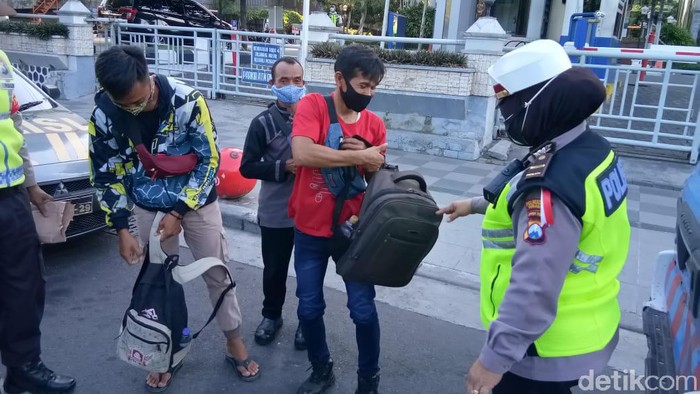 Sejak Senin (12/10), Polrestabes Surabaya melakukan penyekatan di terminal dan stasiun. Ini dilakukan untuk mencegah massa dari Surabaya berangkat ke Jakarta untuk demo tolak Omnibus Law hari ini.