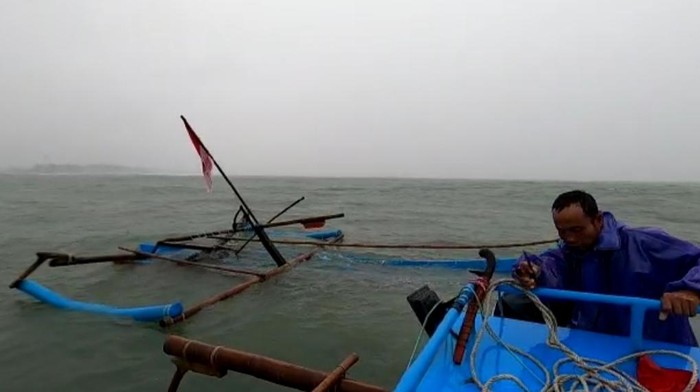 Perahu nelayan rusak dihantam banjir bandang.