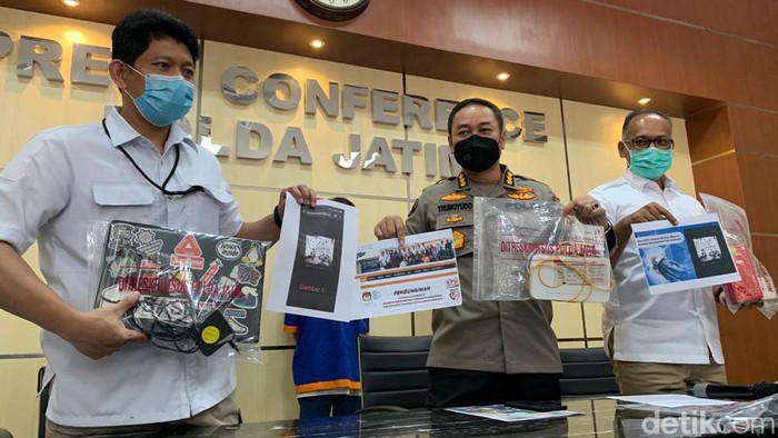 Dua pelaku peretasan website KPU Jember tertangkap. Salah satunya masih berstatus pelajar SMP atau masih di bawah umur.