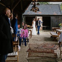 Sepasang pengantin menggelar pernikahan dengan menempatkan foto-foto teman serta keluarga di kursi, sebagai pengganti tamu yang tak bisa datang karena pandemi. Suasana ini dipotret oleh Jill Streefland asal Belanda. Foto: Reportage Story Award