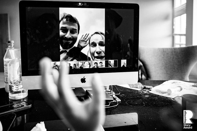 Ketika tamu hanya bisa menyaksikan pernikahan lewat video conference. Fotografer Kevin Kheffache dari Irlandia mengabadikan momen haru lewat jepretan kameranya. Foto: Reportage Story Award