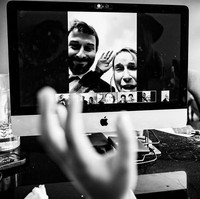 Ketika tamu hanya bisa menyaksikan pernikahan lewat video conference. Fotografer Kevin Kheffache dari Irlandia mengabadikan momen haru lewat jepretan kameranya. Foto: Reportage Story Award