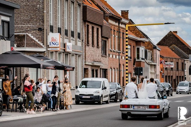 Mempelai pria dan wanita diarak dengan mobil kap terbuka dan mendatangi para tamu undangan yang sudah menanti kedatangan mereka di sisi jalan. Unik, emosional, dan tetap indah yang berhasil diabadikan Kristof Claeys dari Belgia. Foto: Reportage Story Award