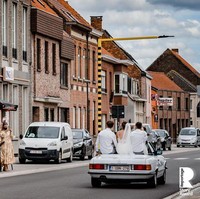 Mempelai pria dan wanita diarak dengan mobil kap terbuka dan mendatangi para tamu undangan yang sudah menanti kedatangan mereka di sisi jalan. Unik, emosional, dan tetap indah yang berhasil diabadikan Kristof Claeys dari Belgia. Foto: Reportage Story Award