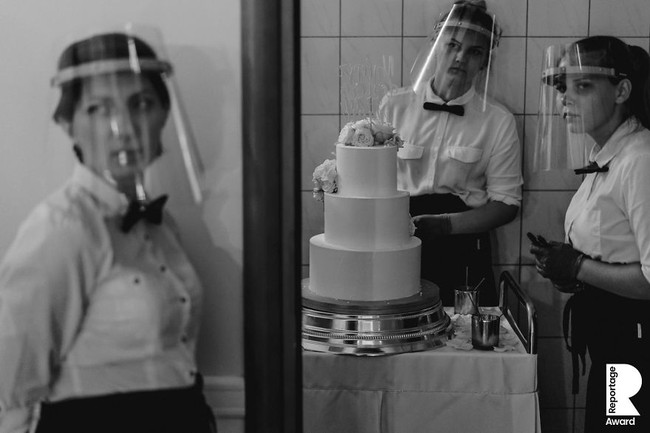 Foto-foto terbaik dipilih juri karena dinilai mampu menggambarkan cinta kasih yang tak akan redup meskipun gelombang virus Corona masih tinggi. Ini karya fotografer asal Polandia, Mateusz Dobrowolski. Foto: Reportage Story Award