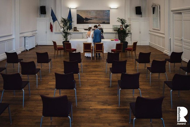 Pandemi virus Corona membuat banyak pesta pernikahan yang telah direncanakan sejak jauh hari terpaksa ditunda bahkan dibatalkan. Ada pula yang harus mengubah konsep acara dengan tamu jauh lebih sedikit. Salah satunya karya Patrick Lombaert dari Prancis ini. Foto: Reportage Story Award