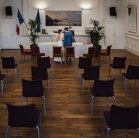 Pandemi virus Corona membuat banyak pesta pernikahan yang telah direncanakan sejak jauh hari terpaksa ditunda bahkan dibatalkan. Ada pula yang harus mengubah konsep acara dengan tamu jauh lebih sedikit. Salah satunya karya Patrick Lombaert dari Prancis ini. Foto: Reportage Story Award