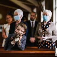 Setelah menyeleksi 12.000 pendaftar, terpilih 25 Foto Pernikahan Terbaik yang Diambil Saat Pandemi Virus Corona. Salah satunya foto candid karya Phil Voon asal Irlandia. Foto: Reportage Story Award