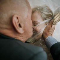 Di tengah kegalauan karena harus melangsungkan pernikahan dalam situasi prihatin, momen indah tetap berhasil diabadikan, berkat tangan-tangan dingin para fotografer. Ini momen indah saat ayah memberikan restu pada putrinya, karya Tom Tomeij dari Belanda. Foto: Reportage Story Award