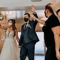 Memakai masker jadi hal wajib bagi pengantin saat menggelar pernikahan. Tapi tetap tak mengurangi momen sakral seperti yang terekam dalam foto karya Valter Antunes dari Portugal. Foto: Reportage Story Award