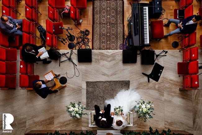 Suasana pernikahan yang sepi. Hanya kedua mempelai, panitia, pendeta dan kru. Momen ini berhasil ditangkap dari balik lensa kamera Flavius Partan asal Romania. Foto: Reportage Story Award