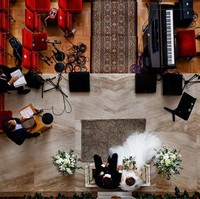 Suasana pernikahan yang sepi. Hanya kedua mempelai, panitia, pendeta dan kru. Momen ini berhasil ditangkap dari balik lensa kamera Flavius Partan asal Romania. Foto: Reportage Story Award