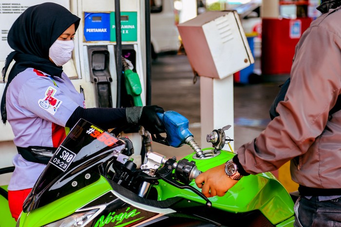 Pertamina menggelar program cashback untuk pembelian Pertamax sampai akhir bulan Oktober. Cashback Rp 250/liter tersebut dapat diperoleh konsumen yang membayar via aplikasi MyPertamina.
