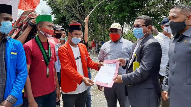 Perwakilan Komisi B DPRD Mimika menemui pendemo.