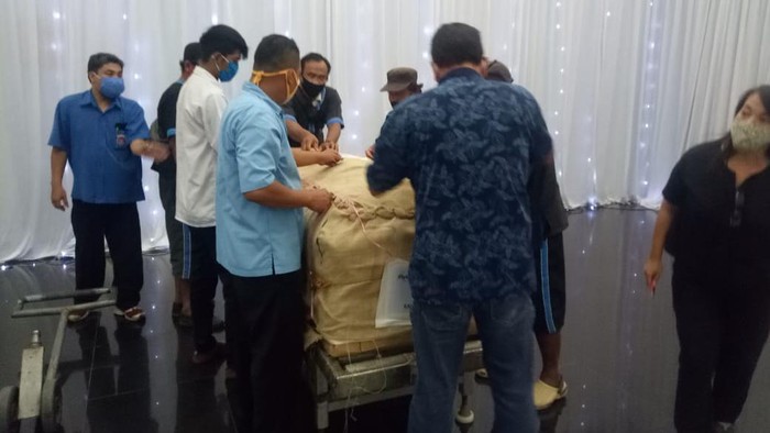 peti jenazah robby sumampow tiba di solo