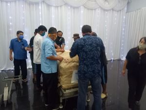 Diterbangkan dari Singapura, Jenazah Robby Sumampow Tiba di Solo