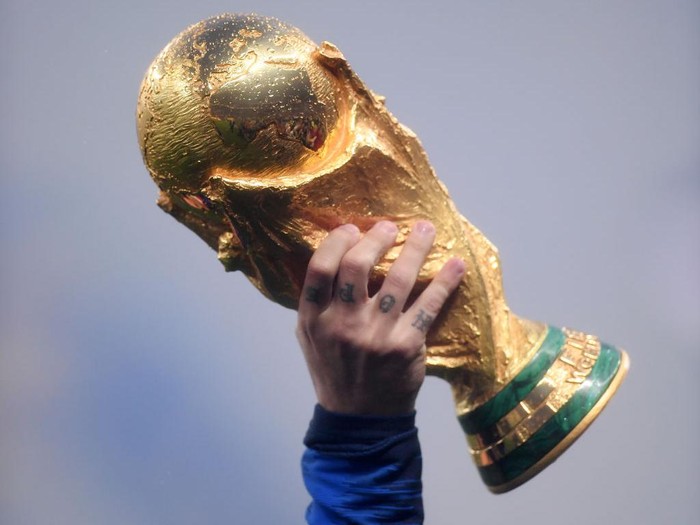 MOSCOW, RUSSIA - JULY 15:  Antoine Griezmann of France holds the World Cup trophy aloft during the victory celebrations after the 2018 FIFA World Cup Russia Final between France and Croatia at Luzhniki Stadium on July 15, 2018 in Moscow, Russia.  (Photo by Laurence Griffiths/Getty Images)