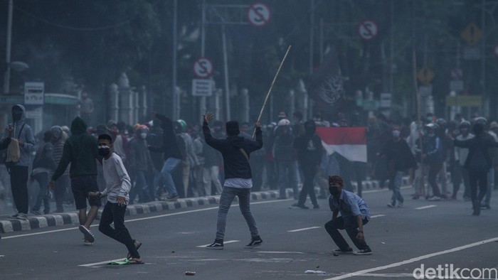 Melihat Aksi Polisi Bermotor Bubarkan Perusuh di  Gambir