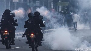 Melihat Aksi Polisi Bermotor Bubarkan Perusuh di Gambir
