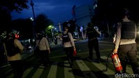 Hingga petang menjelang, sejumlah polisi tampak menyisir kawasan tersebut untuk membubarkan massa.
