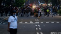 Seperti diketahui, aksi tolak omnibus law UU Cipta Kerja berujung ricuh di kawasan Patung Kuda. Polisi pun terus memukul mundur massa yang menyulut kericuhan hingga ke area lain di Jakarta Pusat.