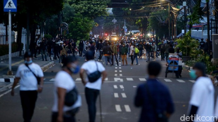 Polisi Bubarkan Massa Demo Ricuh di Kawasan Patung Kuda Hingga petang menjelang, polisi masih terus membubarkan massa aksi tolak omnibus law yang berujung ricuh di kawasan Patung Kuda. Berikut potretnya.