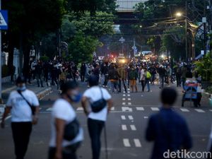Polisi Bubarkan Massa Demo Ricuh di Kawasan Kebon Sirih