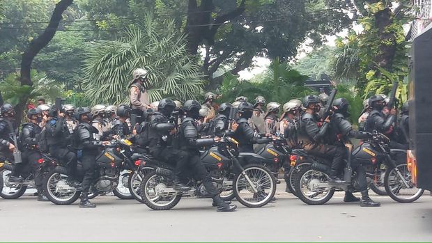 Polisi memukul mundur massa yang ricuh di Patung Kuda ke 3 arah