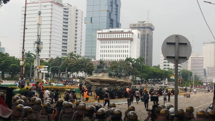 Polisi memukul mundur massa yang ricuh di Patung Kuda ke 3 arah