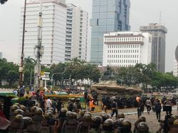Polisi Pukul Mundur Massa Ricuh di Bundaran Patung Kuda
