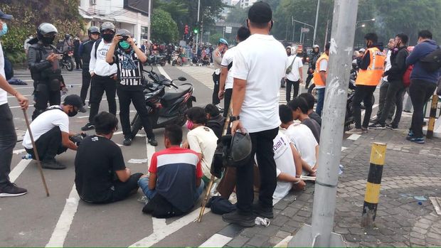 Polisi mengamankan belasan remaja di Tugu Tani yang diduga merusuh saat demo.