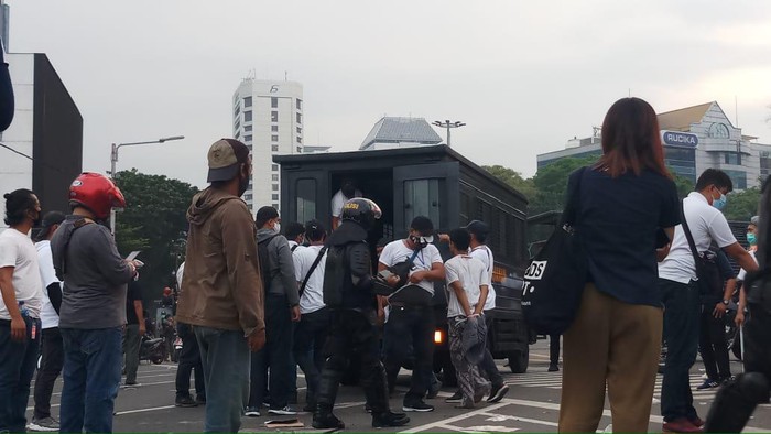 Polisi mengamankan belasan remaja di Tugu Tani yang diduga merusuh saat demo.