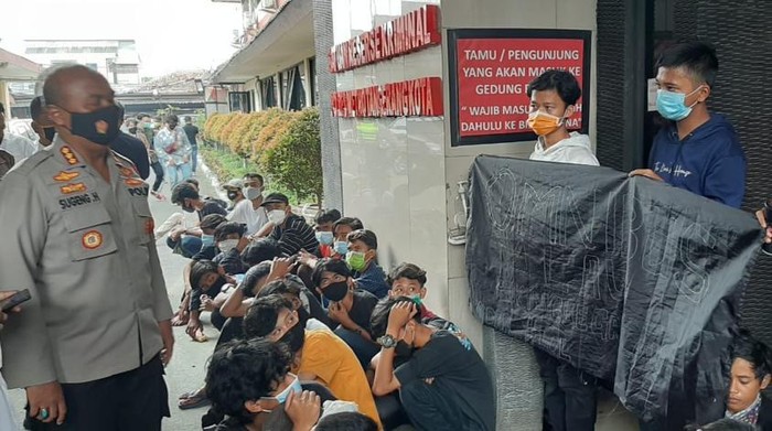 Polisi mengamankan ratusan pelajar dan pengangguran yang mau demo ke Jakarta.