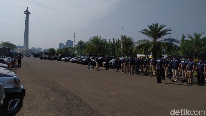 Polisi menyiapkan pengamanan di sekitar Pintu Barat Laut Monas jelang demo PA 212 dkk (Luqman Nurhadi Arunanta/detikcom).