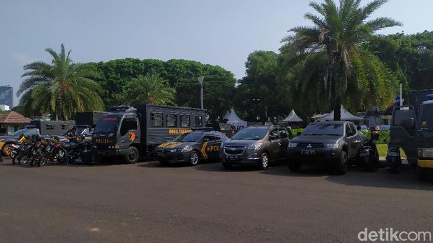 Polisi menyiapkan pengamanan di sekitar Pintu Barat Laut Monas jelang demo PA 212 dkk (Luqman Nurhadi Arunanta/detikcom).