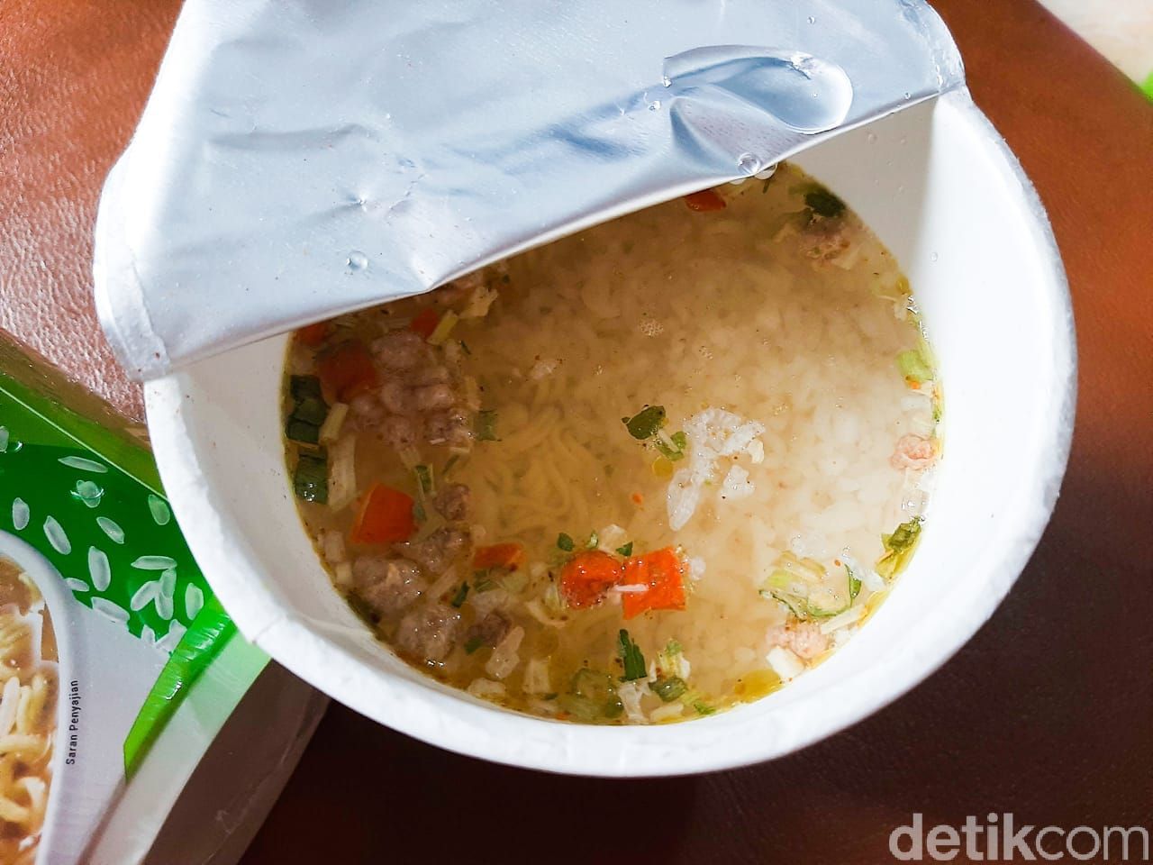 Begini Sensasi Makan Pop Mie Pake Nasi Yang Lagi Viral