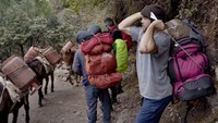 Dalam penggambaran sebagai porter asli, Nate harus mengangkat beberapa tas yang diikat menjadi satu. Ia juga harus tidur di rumah porter yang ramai.