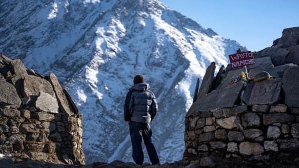 Ia bernama Nate Menninger. Pemuda petualang 26 tahun ini berasal dari Boston, AS dan jadi warga luar pertama yang menjadi porter di Gunung Everest. Ia bernama Nate Menninger. Pemuda petualang 26 tahun ini berasal dari Boston, AS dan jadi warga luar pertama yang menjadi porter di Gunung Everest.