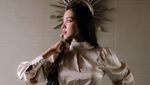 Sisi Asih, Pramugari Cantik yang Boleh Dipeluk Fans dengan Syarat!