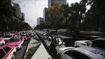 Potret Sopir Taksi Blokir Jalan di Meksiko