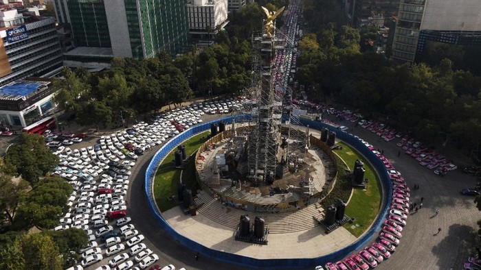 Potret Sopir Taksi Blokir Jalan di Meksiko Taxi drivers block the roundabout at the Angel of Independence monument on the Paseo de la Reforma Avenue to demand equal conditions with rideshare services, like government regulations and fees, in Mexico City, Monday, Oct. 12, 2020. (AP Photo/Fernando Llano)