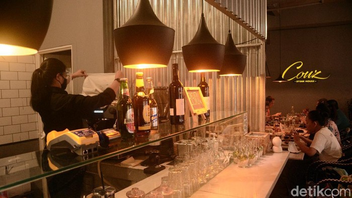 PSBB Transisi, Restoran Bisa Dine In Lagi Pengunjung menikmati santap siang disalah satu restoran yang sudah menerapkan makan di tempat sesuai dengan anjuran Pemerintah Provinsi DKI Jakarta di masa PSBB transisi