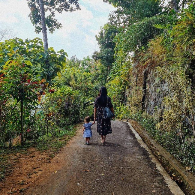 Setiap kali Raisa atau Hamish mengunggah foto sang putri, putrinya itu selalu terlihat sedang menoleh atau membelakangi kamera sehingga wajahnya tidak dapat terlihat. Foto: Instagram/@hamishdw