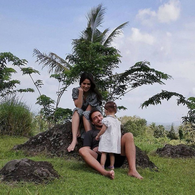 Dalam foto-foto yang dibagikan, tampak Raisa, Hamish, dan Zalina bermain bersama-sama di tengah sawah. Duduk di rumput sambil menikmati suasana alam, liburan keluarga ini terlihat sangat mengasyikkan. Foto: Instagram/@hamishdw